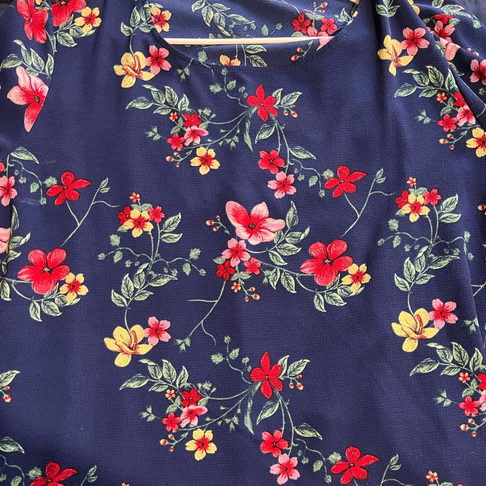 Flower Top worn once, loose sleeves